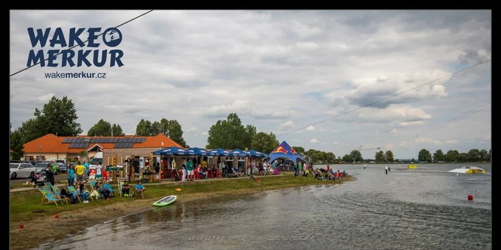 Dvě hodiny na wakeboardu včetně vybavení a instruktáže