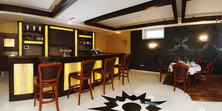 4chodové degustační menu pro dva v novém luxusním hotelu. Tygří krevety, pošírovaný losos, jehněčí s lanýžovou omáčkou a domácí dezert.