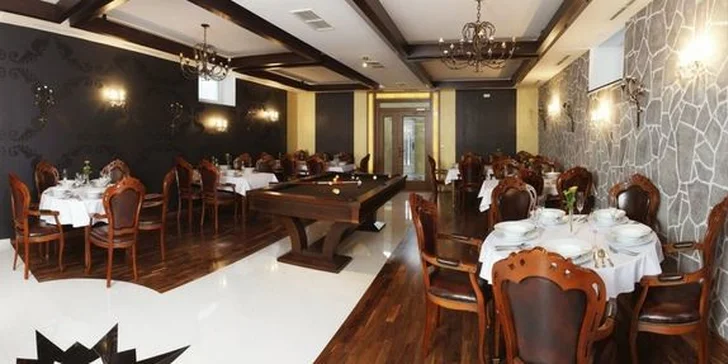 4chodové degustační menu pro dva v novém luxusním hotelu. Tygří krevety, pošírovaný losos, jehněčí s lanýžovou omáčkou a domácí dezert.