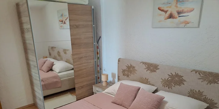 Na přespání jsou připravené hned dvě ložnice. 