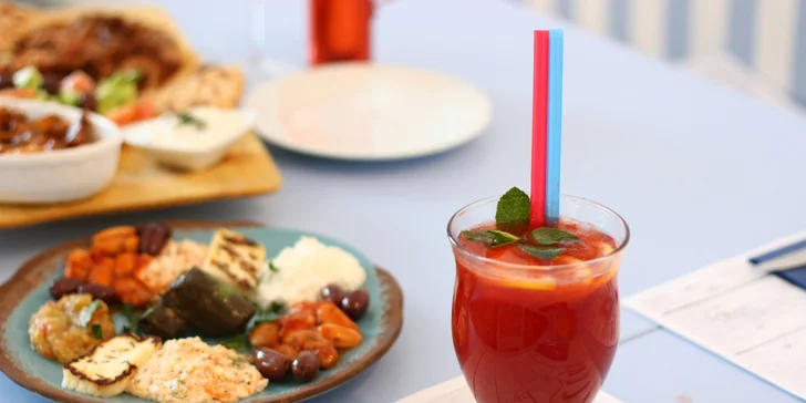 Součástí hostiny jsou i nápoje, takže všechny ty dobroty zapijete domácí limonádou, vínem nebo ouzem. 