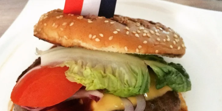 Dva šťavnaté hamburgery a dva domácí zákusky