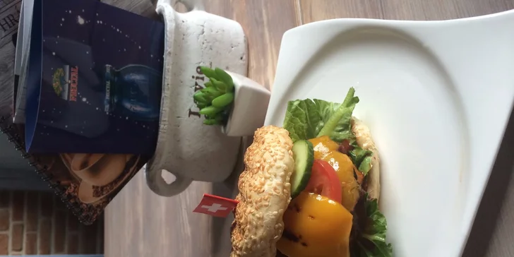 Dva šťavnaté hamburgery a dva domácí zákusky