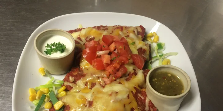 Mexická večeře pro dva: naducané enchiladas s kuřecím nebo hovězím a churros s karamelem a čokoládou