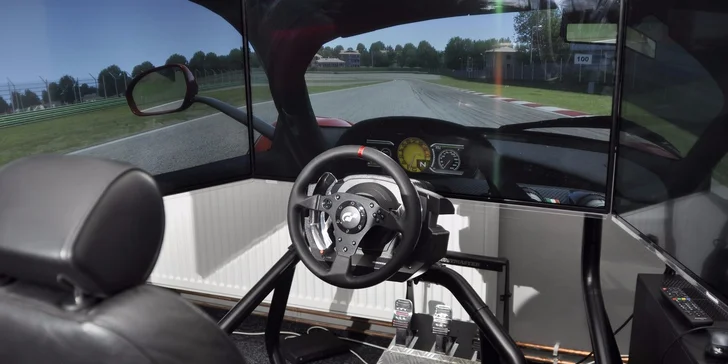 Závodní automobilový trenažér - adrenalin pro chlapy