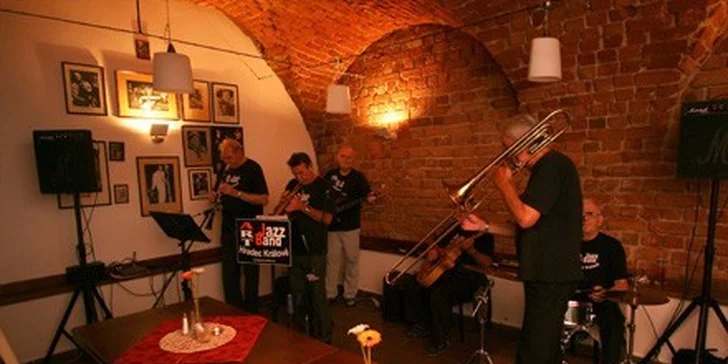 Dva gyrosy z vepřové panenky v restauraci a jazzovém klubu Satchmo