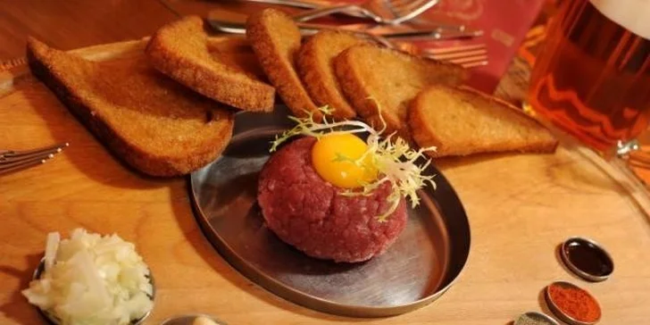 300 g tataráku z hovězí svíčkové, 8 topinek a skvělý výhled k tomu