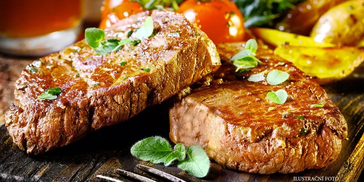Dva steaky z argentinského býčka s přílohou a lahví vína