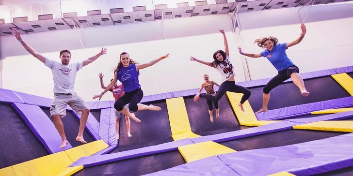 Vyskočte si radostí: Hodina zábavného skákání na trampolínách v JumpParku