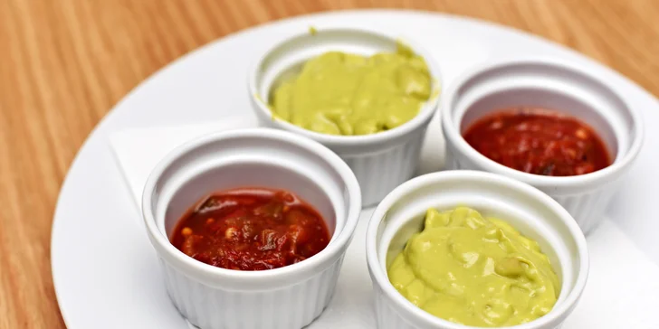Křupavé trojhránky si vychutnáte s domácí guacamole a salsou mexicana.