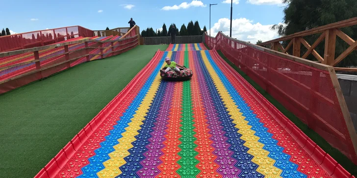 Deti si užijú pirátsku loď, kolotoče, trampolíny aj množstvo preliezok.