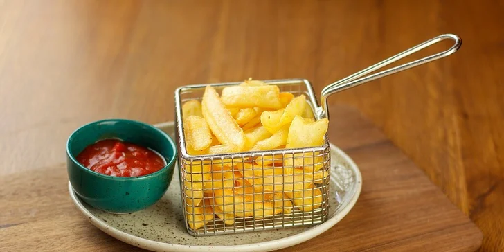 Nebudou chybět ani hranolky, česnekový dip a salsa.