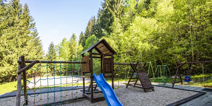 Pri hoteli sa deti vybláznia na vonkajšom ihrisku s trampolínou a hojdačkami.