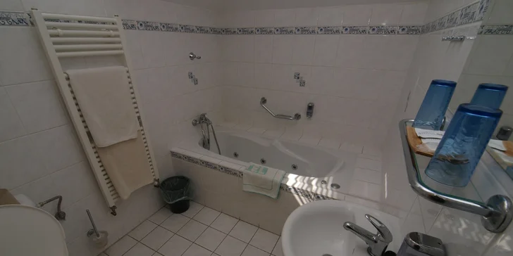 Každý pokoj má vlastní koupelnu, některé s vanou.