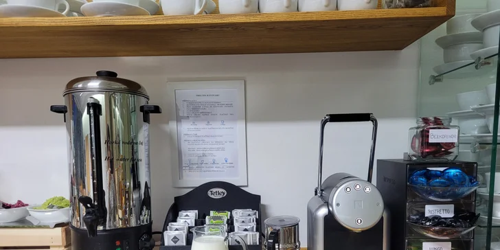 Uvaříte si tu také čaj nebo kávu. 