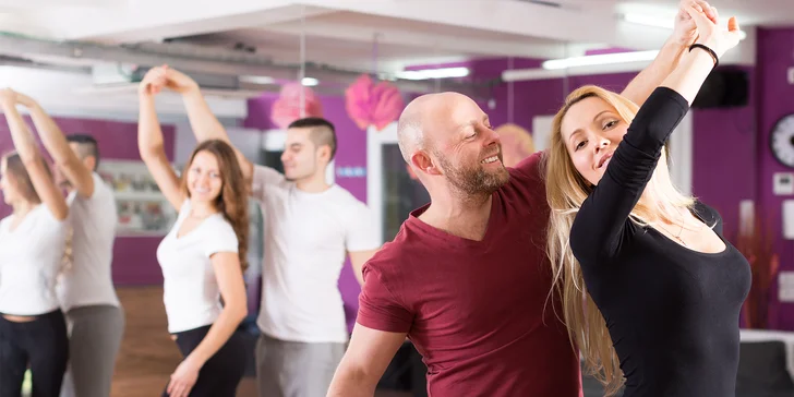 Seznámíte se se standardem i latinou, na programu je waltz, tango, valčík, quickstep, blues a samba, chacha, rumba, jive a také polka.