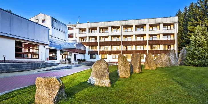 Hotel se nachází v krásné krajině Žďárských vrchů přímo u Milovského rybníka.