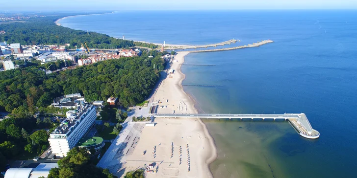 Hotel stojí na pobreží, priamo pri piesočnatej pláži a oproti mólu.