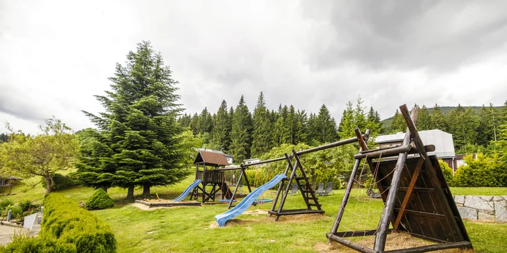 Na děti čeká venkovní hřiště a také herna.