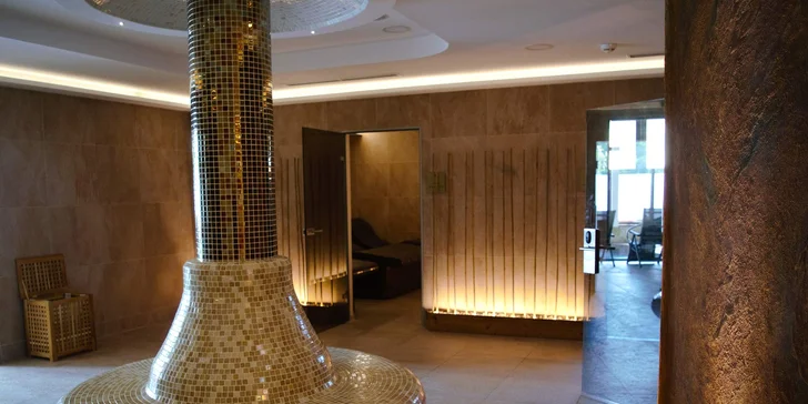 V bohato vybavenom wellness centre vás čaká bazén, vírivka a tri druhy sáun.