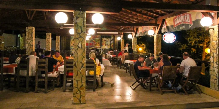V komplexu je pizzerie, restaurace i kavárna. 