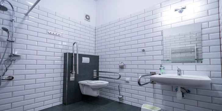 Bezbariérová kúpeľňa s toaletou v prízemnom apartmáne