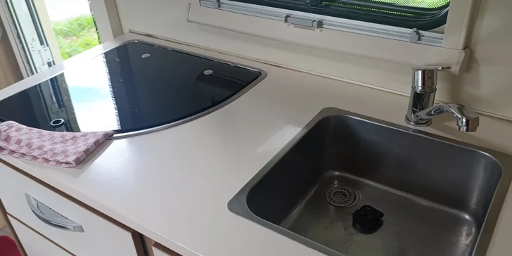 Nechybí vařič a nádrž na vodu.