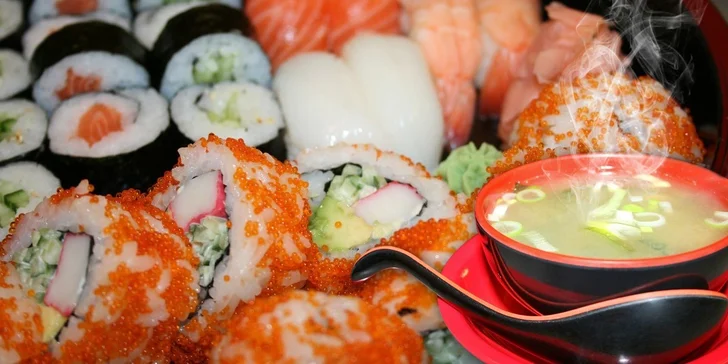 Running sushi nebo sushi sety z podniku Ginza v OC Flora