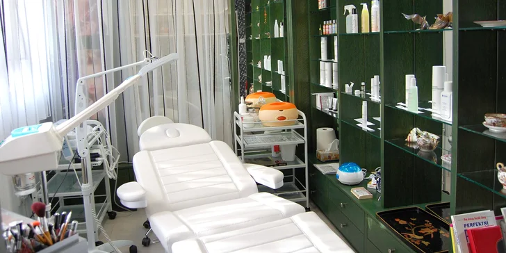 Podle vybraného voucheru se těšte na příjemnou hodinu až hodinu a půl, během které dojde na peeling, aplikaci séra na obličej i hloubkové čištění ultrazvukovou špachtlí či masku a hydratační sérum. Z