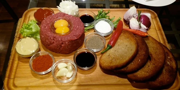 Parádní ručně škrábané tataráky z hovězí svíčkové či lososa
