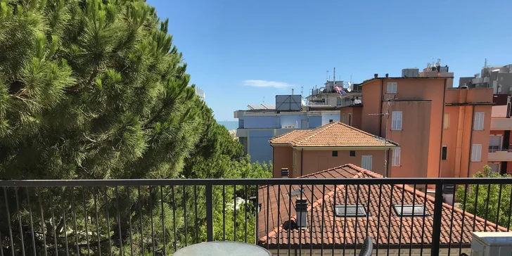 V Itálii se ubytujete ve dvoulůžkovém pokoji Standard o rozměru 10 m². 