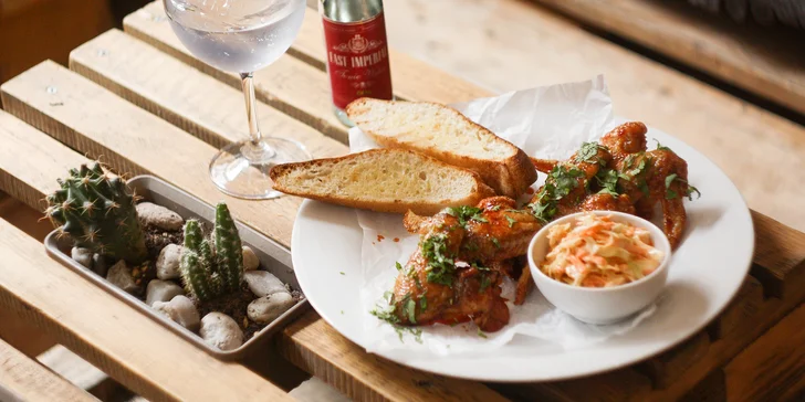 Zastavte se v bistru na Žižkově: kuřecí křídla s chipotle glazurou a Gin&Tonic