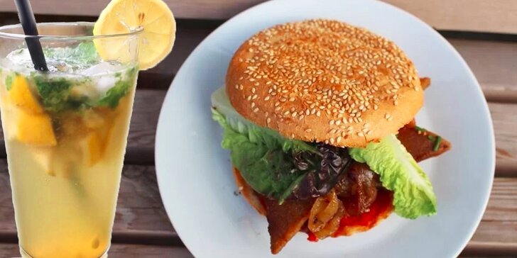 Dva vegan Robi burgery s domácí limonádou v MomentCafé