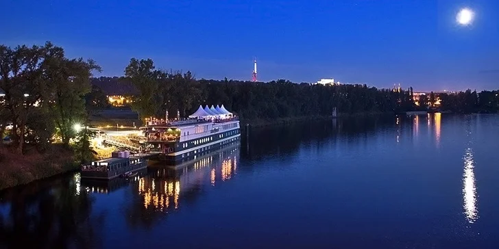 Romantické pobyty v pražském hotelu GreenYacht na Vltavě