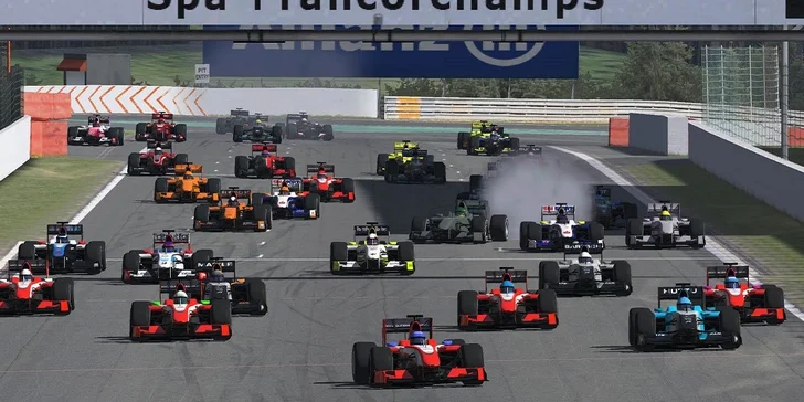 Realistický závodní simulátor iRacing