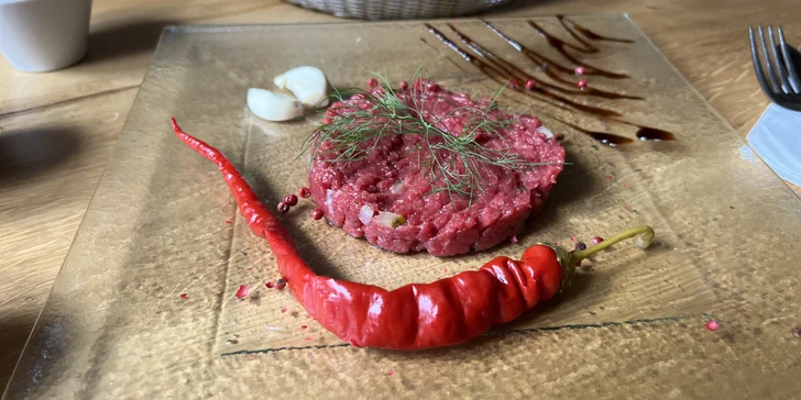 Samozřejmě nesmí chybět ani česnek, kyselé okurky a cibule.