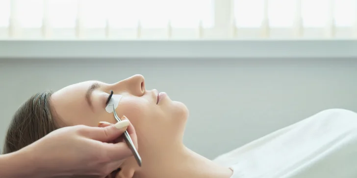 Lash lift zaistí krásne otvorený pohľad – riasy budú vytočené, zvýraznené a vyživené bez maskary.