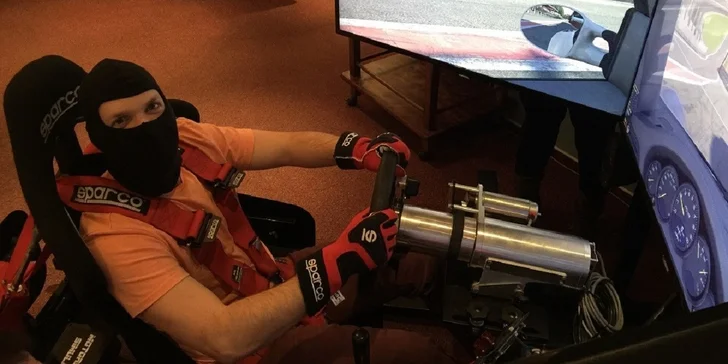 Realistický závodní simulátor iRacing