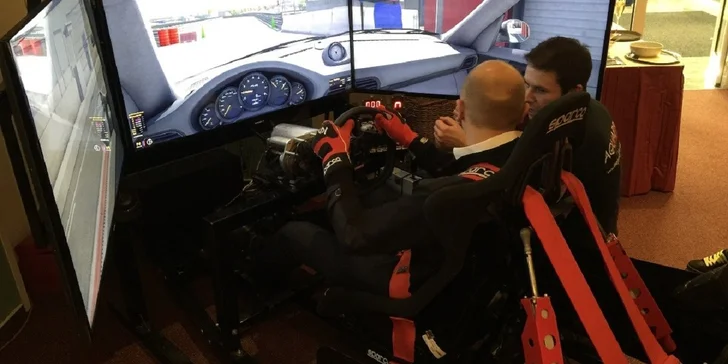 Realistický závodní simulátor iRacing