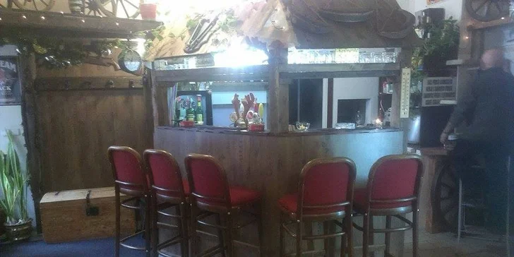 Pořádný tatarák z nasekaného hovězího a desatero topinek s česnekem