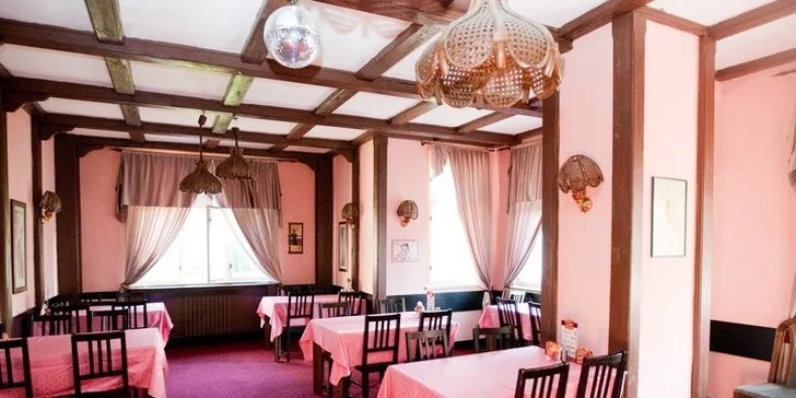 V restauraci si vychutnáte snídani, která se podává formou bufetu, a tříchodovou večeři.