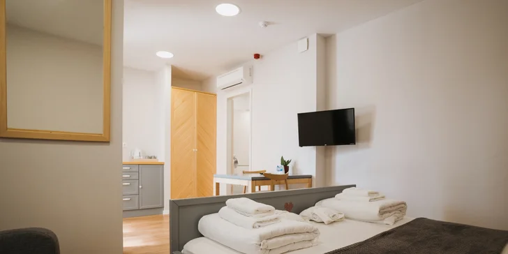 Součástí vybavení je klimatizace, LED TV, bezplatné Wi‑Fi připojení, trezor na notebook, lednička i rychlovarná konvice.