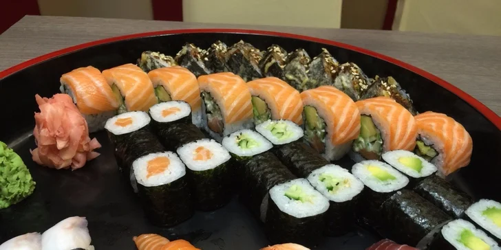 Running sushi nebo sushi sety z podniku Ginza v OC Flora