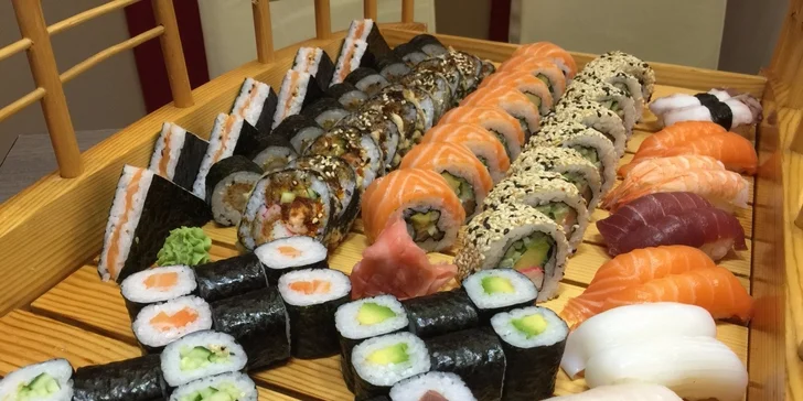 Running sushi nebo sushi sety z podniku Ginza v OC Flora
