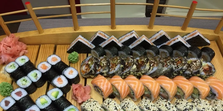 Running sushi nebo sushi sety z podniku Ginza v OC Flora