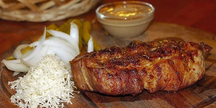 Šťavnatá krkovice z grilu s chlebem, křenem i hořčicí