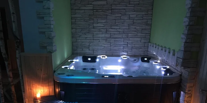 Ve wellness je vířivka, sauna a infrasauna. 