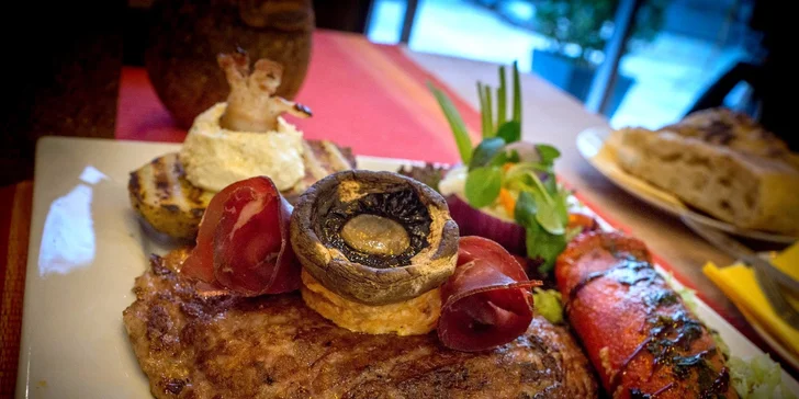 Maxi pljeskavice „Pobednik“ pro dva v balkánské restauraci Singidunum