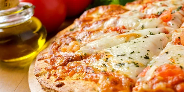 Dvě křupavé pizzy a dvě Panna Cotty s ovocem