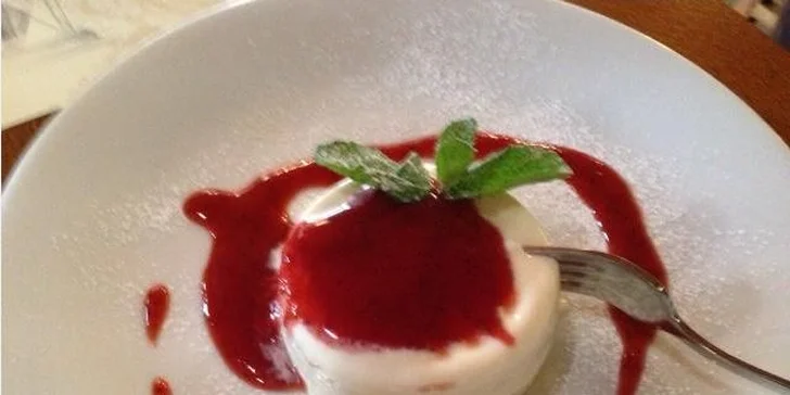Dvě křupavé pizzy a dvě Panna Cotty s ovocem
